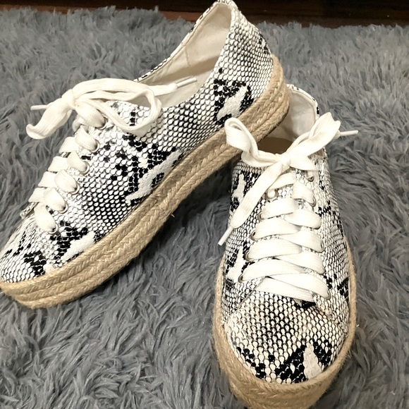 Size 8..Brand New.. tooo cute shoes - Picture 2 of 2